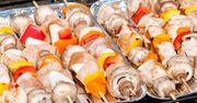 Aluminiowe tacki ułatwiają grillowanie. Korzystanie z nich nie zawsze jest bezpieczne