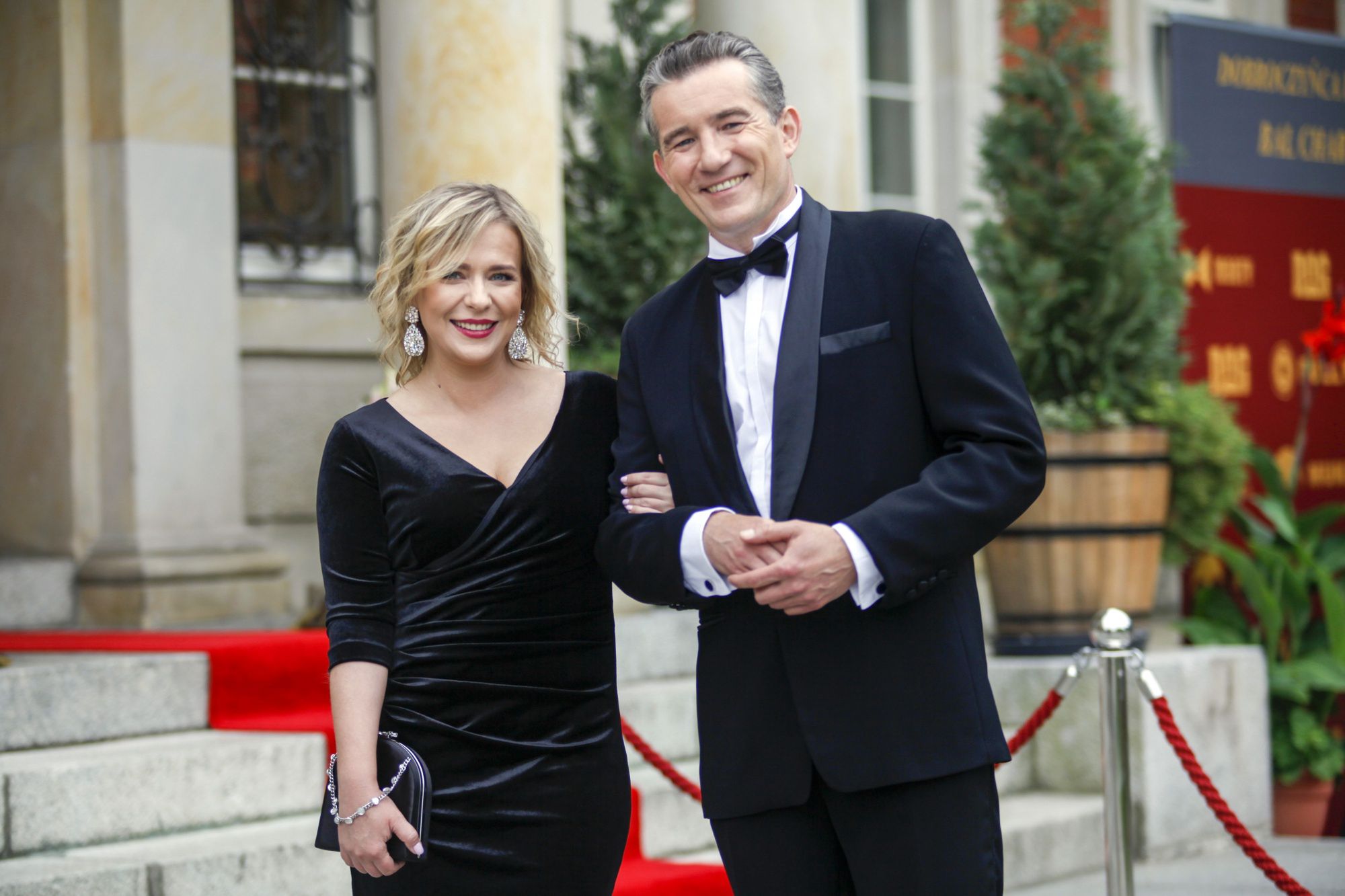 Aneta Zając w welurowej sukience zachwyca na balu charytatywnym 