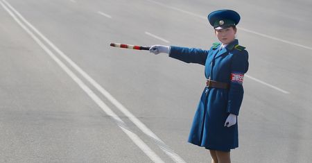 Kim Dzong Un lubi to - tak wygląda kierowanie ruchem w najsmutniejszym mieście świata