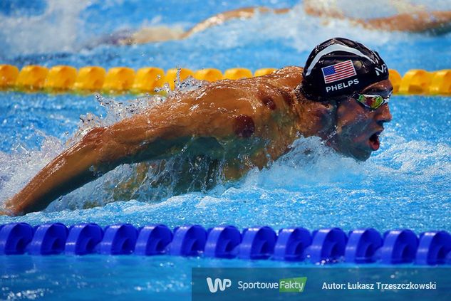 Michael Phelps (wielokrotny mistrz olimpijski) podczas pływania stylem motylkowym.