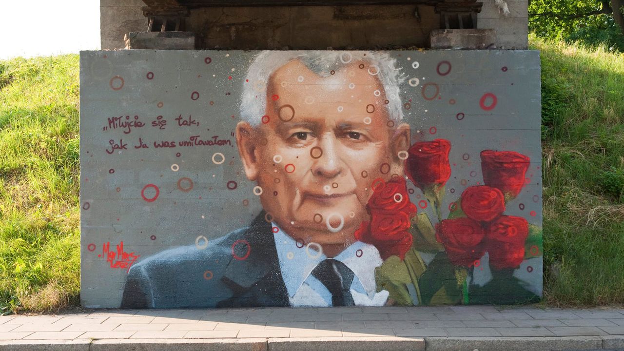 "Miłujcie się tak, jak Ja was umiłowałem." Mural z Jarosławem Kaczyńskim podbija internet