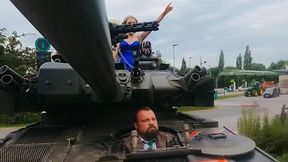 Czołgiem odbiera syna ze szkoły. Szalona pasja rywala Pudziana