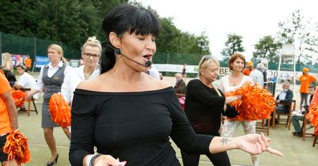 52-letnia Iwona Pavlović wymachuje pomponami!