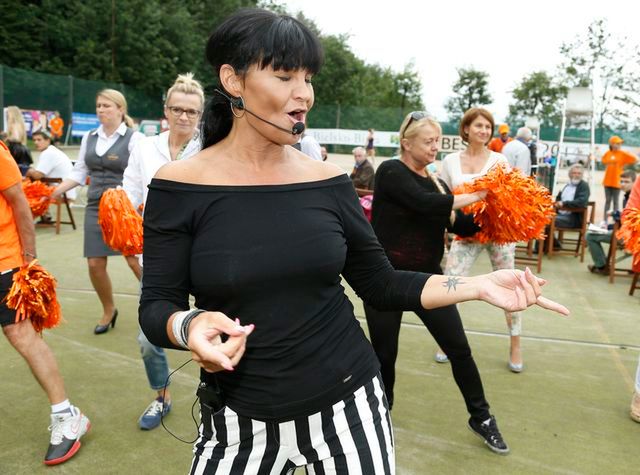 52-letnia Iwona Pavlović wymachuje pomponami!