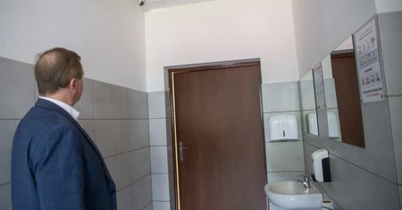 Kamery w łazienkach uczniów w Białymstoku. Jeden mail uruchomił lawinę