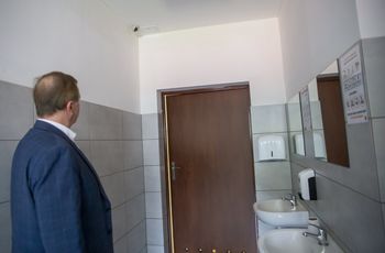 Kamery w łazienkach uczniów w Białymstoku. Jeden mail uruchomił lawinę