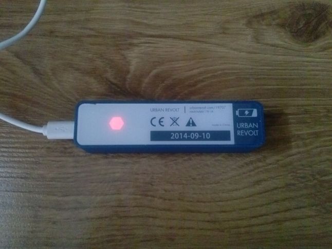 PowerBank podczas ładowania - czerwona dioda informująca o ładowaniu.