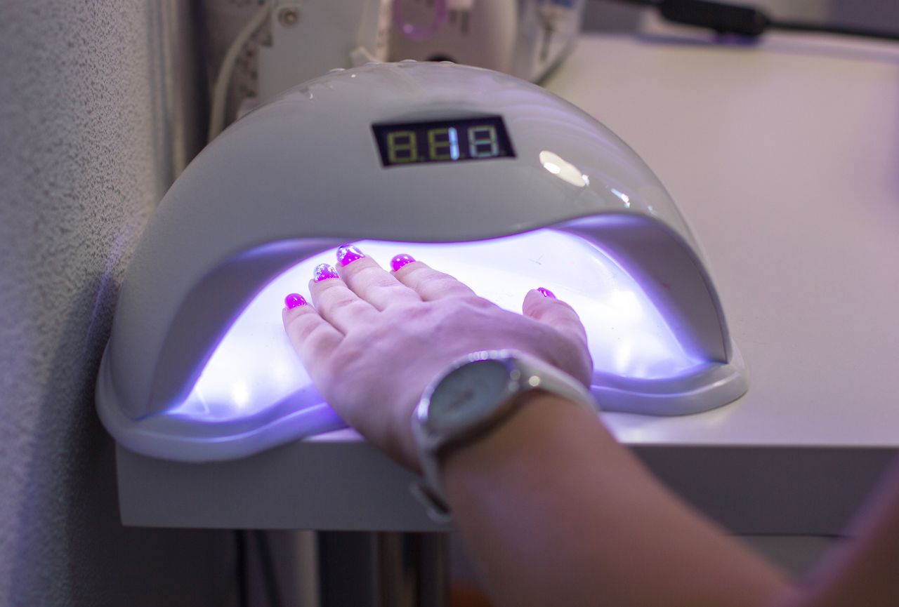 Dermatolożka odradza robienie manicure żelowego i hybrydowego bez odpowiedniego zabezpieczenia