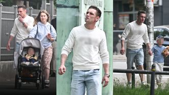 Filip Gurłacz puszcza dymka podczas spaceru z żoną oraz synami