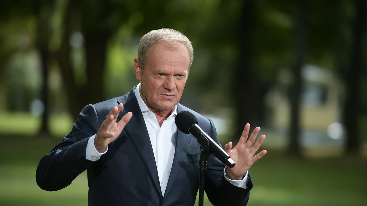 Warszawa, 23.07.2024. Premier Donald Tusk na konferencji prasowej po posiedzeniu rządu przed siedzibą KPRM w Warszawie, 23 bm. Rząd poprze obywatelski projekt ustawy w sprawie renty wdowiej. (aldg) PAP/Marcin Obara