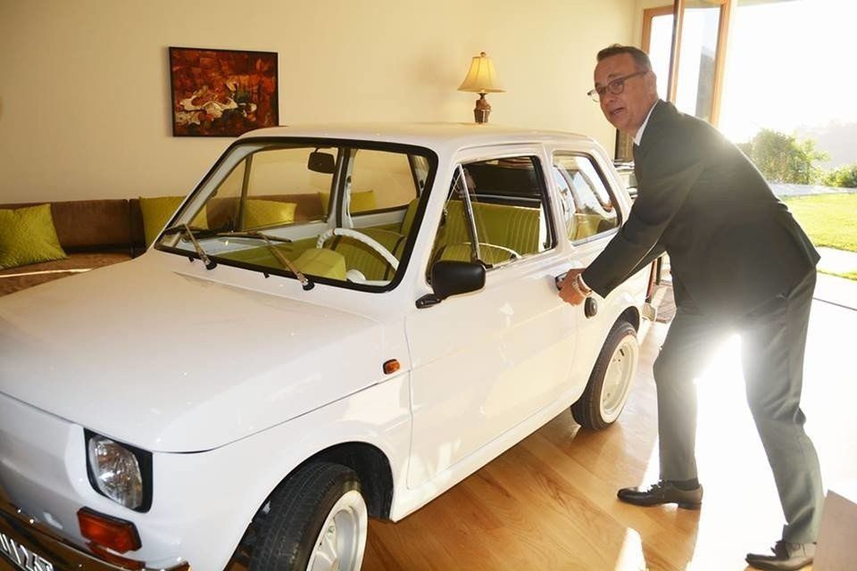 Tom Hanks odbierający swój egzemplarz Fiata 126p.