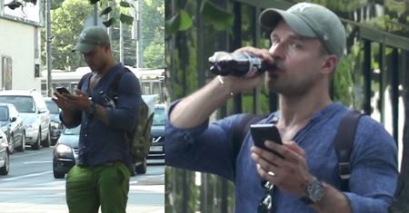 Piotr Stramowski chłodzi się pod drzewem, czekając na taxi
