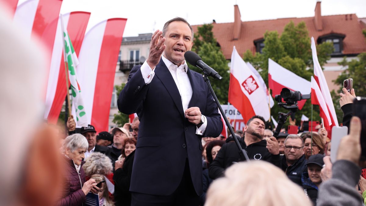 Płock, 07.05.2025. Wybory Prezydenta RP 2025 - kampania. Wybory Prezydenta RP 2025 - kampania. Kandydat Komitetu Obywatelskiego w zbliżających się wyborach na fotel prezydenta RP, popierany przez Prawo i Sprawiedliwość, prezes Instytutu Pamięci Narodowej Karol Nawrocki podczas wiecu wyborczego na rynku w Płocku, 7 bm. (jm) PAP/Szymon Łabiński