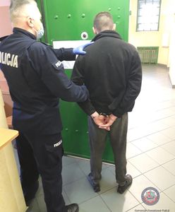 Mazowieckie. Brutalny napad obok stacji paliw. "Uderzali kijem i rękoma"