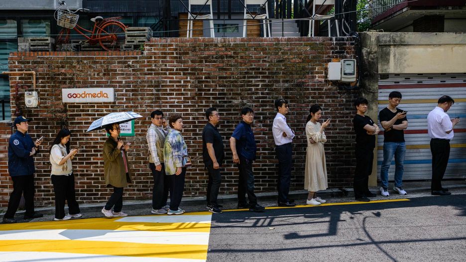 Archiwum zagraniczne East News 2025-05
People queue up on a street near a polling station to cast early votes for the upcoming presidential election in Seoul on May 29, 2025. (Photo by ANTHONY WALLACE / AFP)
ANTHONY WALLACE