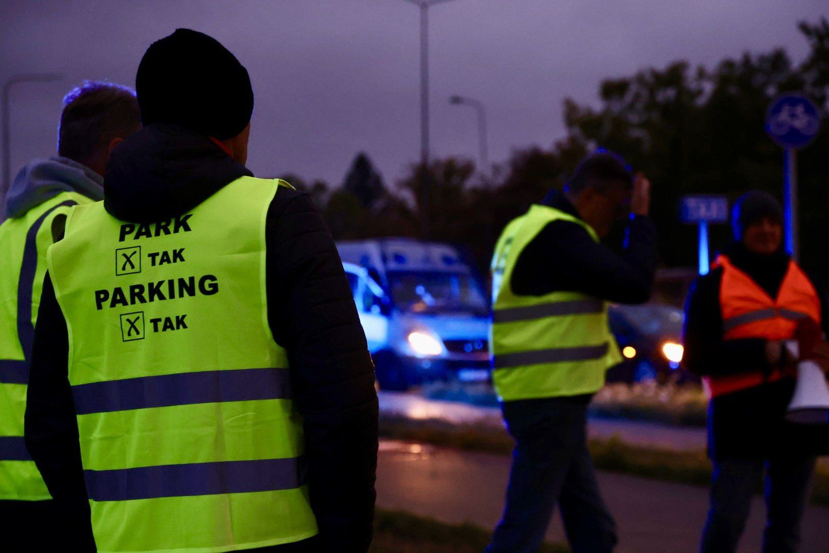 Protesty na Ursynowie ws. likwidacji parkingu pod park linearny