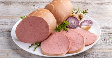 Kiełbasa bolońska z kurczaka, indyka i wieprzowiny