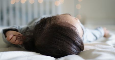Zwolnienie lekarskie na dziecko. Jak się o nie starać?