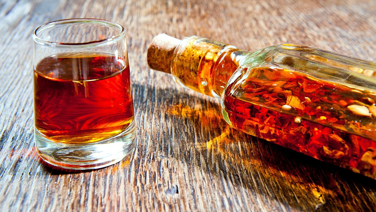 Właściwości nalewki z bursztynu. Zdrowa pamiątka z wakacji (WIDEO)