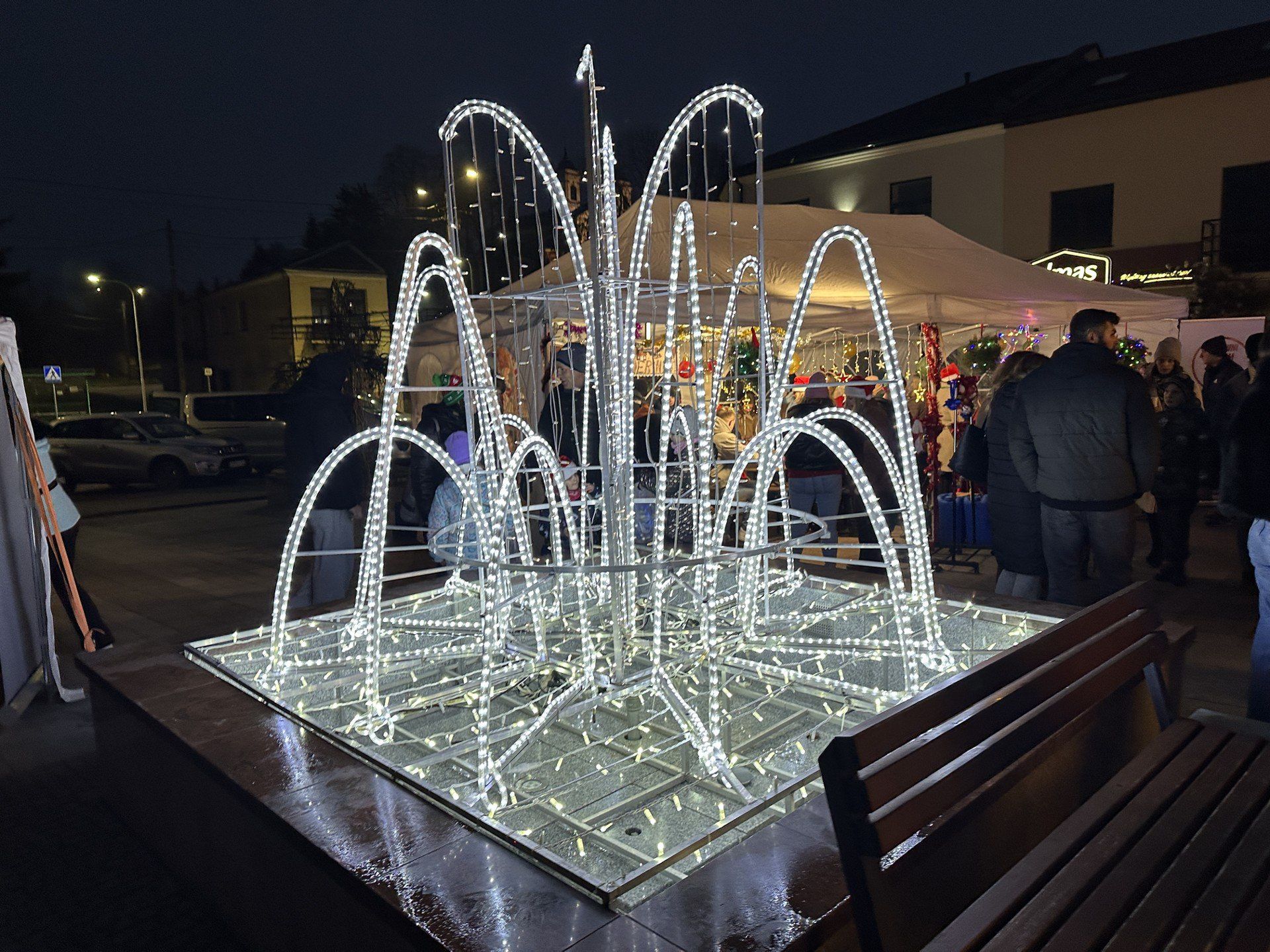 Na rynku stanęła fontanna świetlna