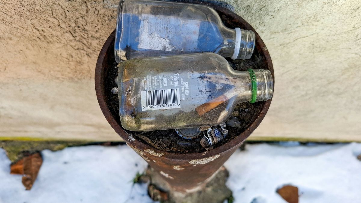 Reporter archiwum 2026 01
24.01.2026 Lodz. Brak zadowolenia z zycia, patologia spoleczna. N/z powszechny alkoholizm. Butelki po malpkach mozna znalezc doslownie wszedzie. Fot. Piotr Kamionka/REPORTER
Piotr Kamionka/REPORTER