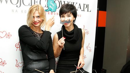 Opięta sukienka podkreśliła brzuszek aktorki