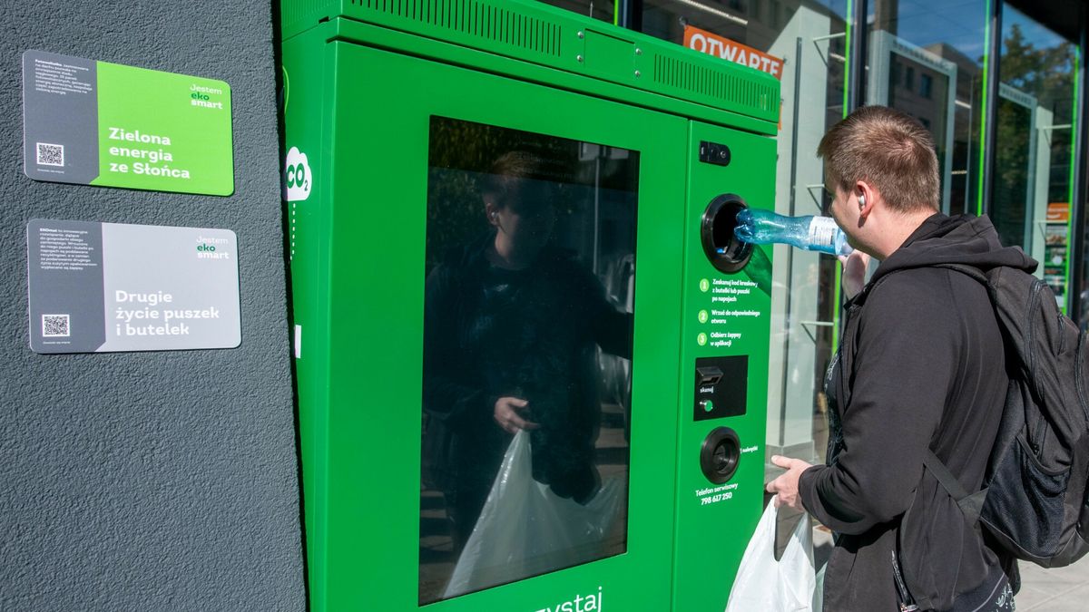 Otwarcie ?abki Eco Smart
Fot. Lukasz Gdak/East News, Poznan, 23.09.2022  W Poznaniu otwarto pierwszy sklep Zabka Eco Smart. Obiekt wykorzystuje nowoczesne technologie, ktore pozwalaja obnizyc koszty energii. Sztuczna inteligencja wyliczy tez, ile parowek ma przygotowac sprzedawca.
Lukasz Gdak