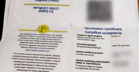 Pseudokibice dorabiali fałszywymi certyfikatami covidowymi.