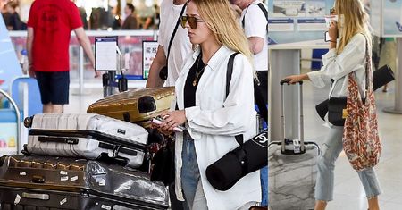 Jessica zakrywa zoperowaną szczękę biletem. Nie ucieszyła się na widok paparazzi...