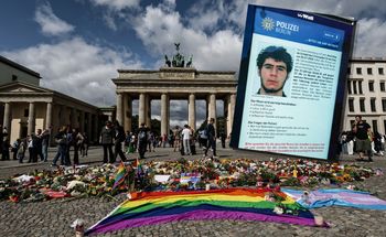 Ostatnia rozmowa zamachowca z Berlina. Ojciec mówi o "praniu mózgu"