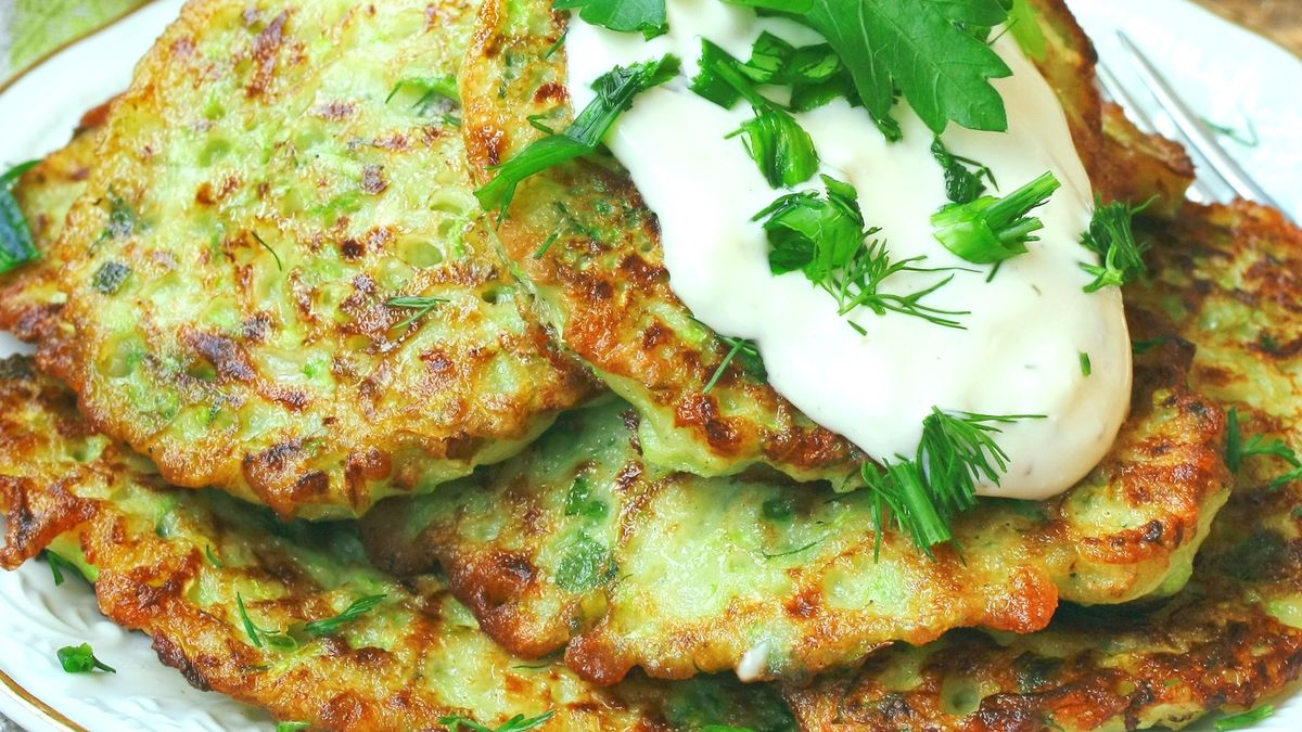 Placki z cukinii sprawdzają się nawet na lekki obiad