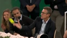 Nadal zakończył akcję, a piłka poleciała w trybuny. Złapał ją inny legendarny tenisista