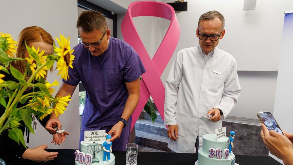 Sukces uczczono symbolicznymi tortami.