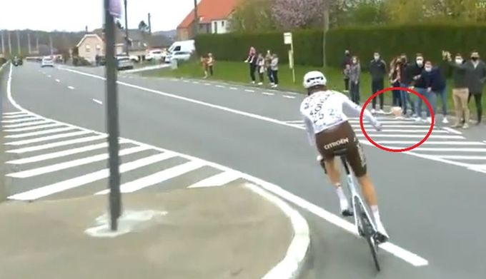 Michael Schaer wyrzuca bidon podczas Wyścigu Dookoła Flandrii