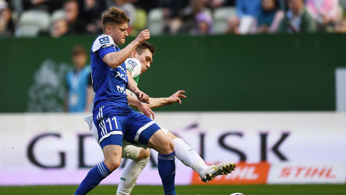 PAP / Marcin Gadomski / Na zdjęciu: piłkarz Lechii Gdańsk Michał Nalepa (tył) i Maksymilian Sitek (przód) z PGE FKS Stali Mielec