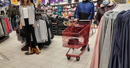 Mają przecieki, szykują się na zmiany w obostrzeniach. Niepokój budzi brytyjski szczep koronawirusa