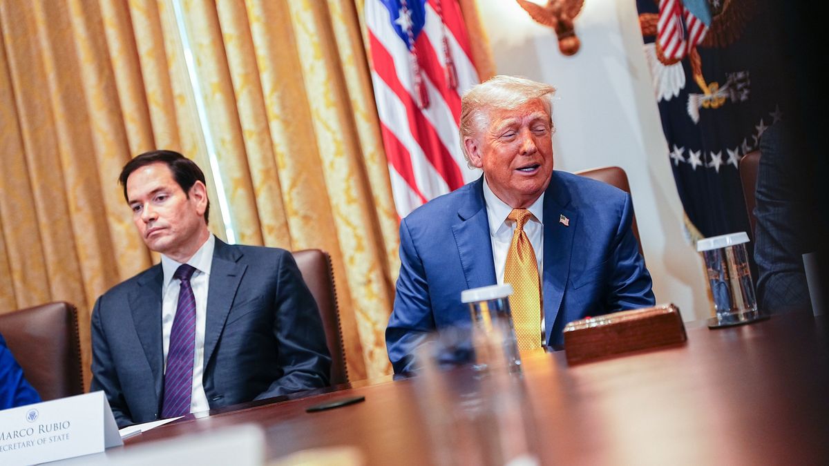 US President Donald J Trump (R) and US Secretary of State Marco Rubio participate in a cabinet meeting in the Cabinet Room of the White House in Washington, DC, USA, 08 July 2025. EPA/AARON SCHWARTZ / POOL Dostawca: PAP/EPA.