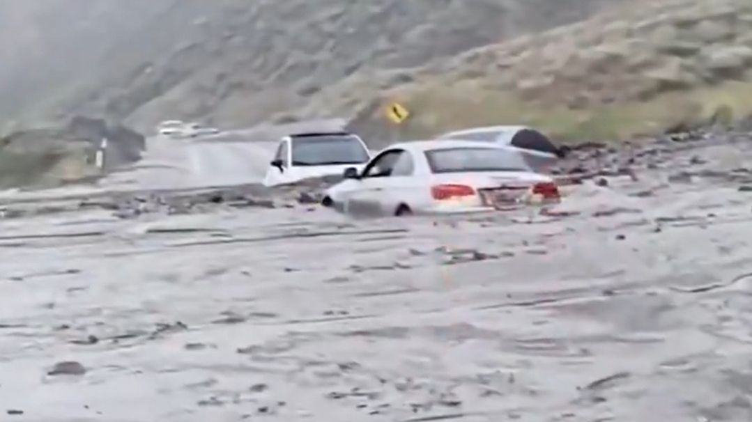 Lawina w Kalifornii. Samochody utknęły w błocie