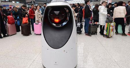 Eko-robot na stacji kolejowej w Chinach