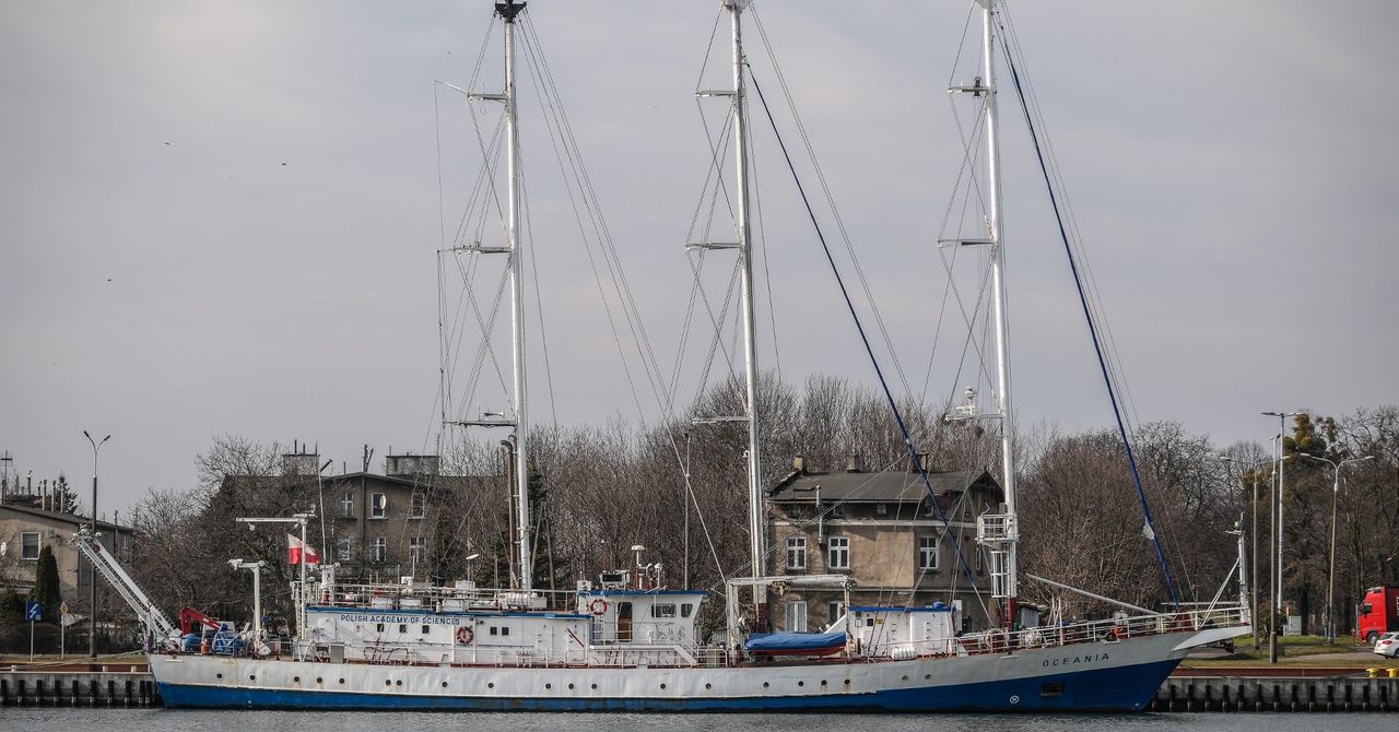 „Oceania” płynie na północ. W tle konflikt armatora z byłą załogą