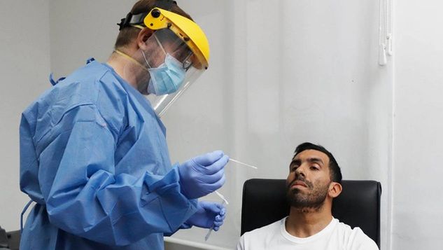 Carlos Tevez podczas testu na koronawirusa (fot. TyCSports & Telam)