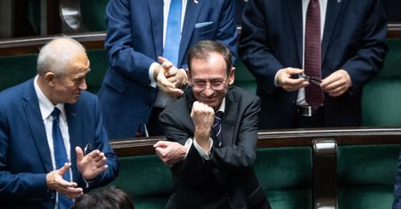 "Wrzeszcząca tłuszcza". Kamiński wraca do wulgarnego gestu i obraża