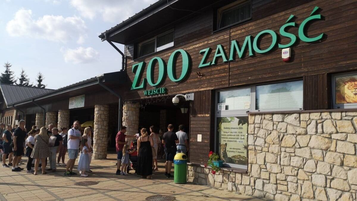 kolejna przed wejściem do ZOO w Zamościu