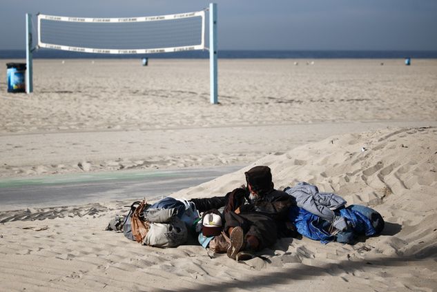 Bezdomny leżący na plaży w Venice Beach