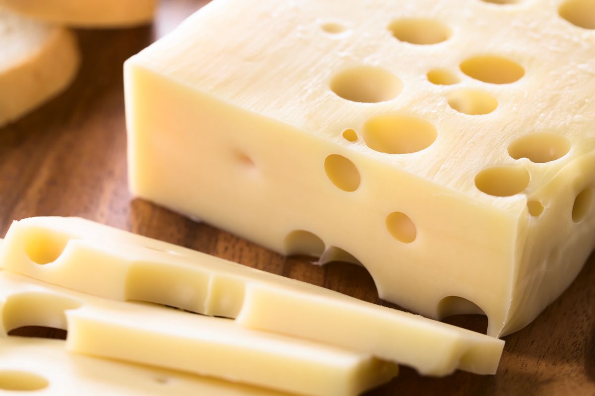 Zgodnie z zaleceniami dietetyków ser warto jeść 2-3 razy w tygodniu jako dodatek do kanapek lub innego rodzaju dań 