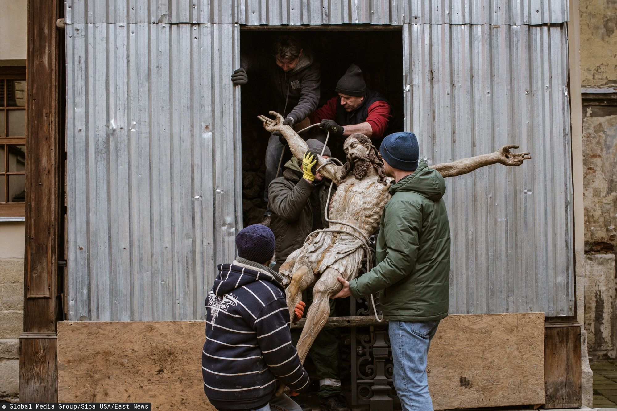 Polscy technicy wynosili rzeźbę Jezusa ze lwowskiego Kościoła (Andre Lu??s Alves / Global Images/Sipa USA)Global Media Group