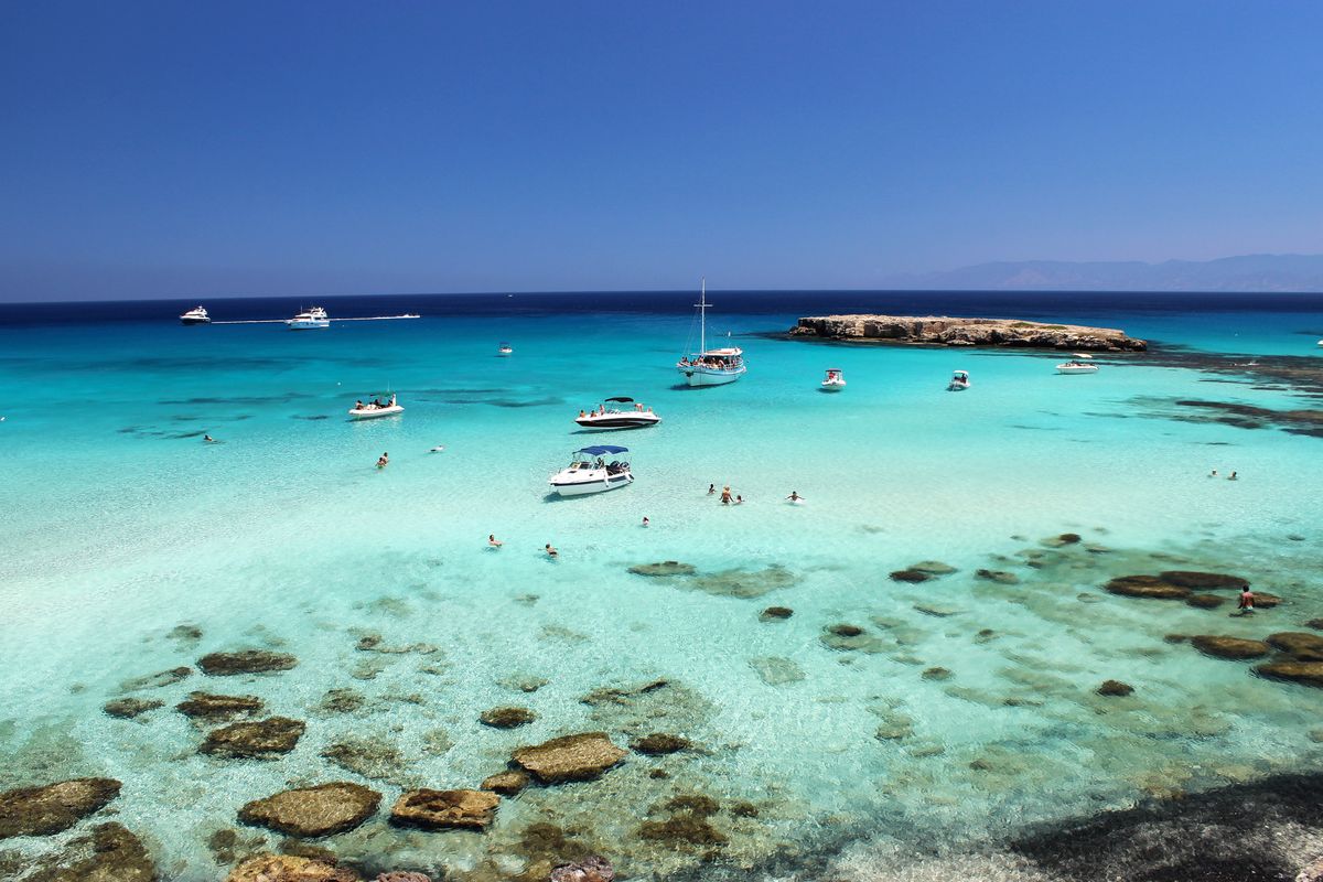 Cypr zachwyca rajskimi zatokami z turkusową wodą