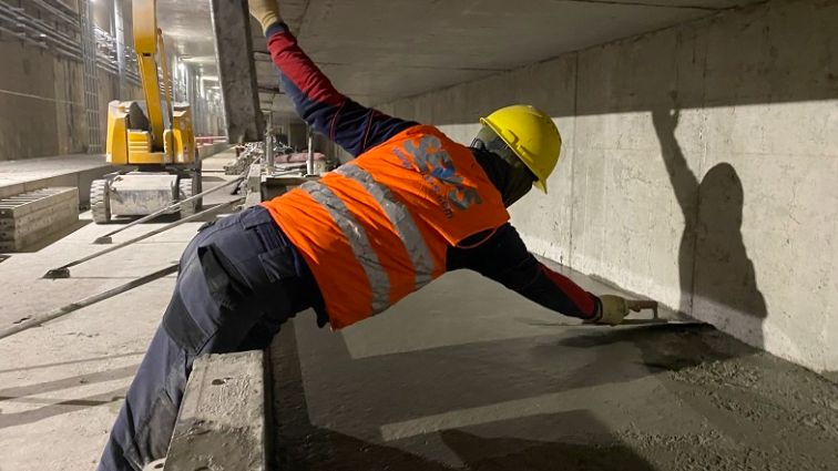 Warszawa. Trwają prace wykończeniowe na odcinku zachodnim i północno-wschodnim metra. Przybędzie ponad sześć kilometrów trasy