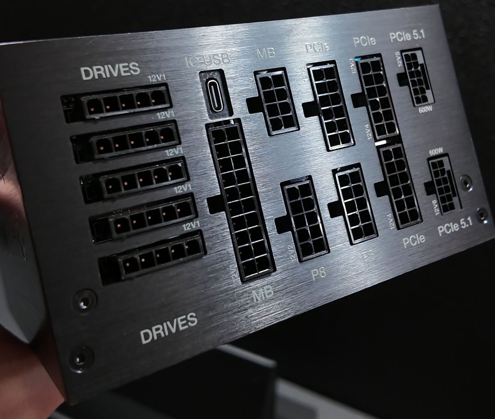 be quiet! na Computex 2026 - Dark Power Pro 14 IO złacza