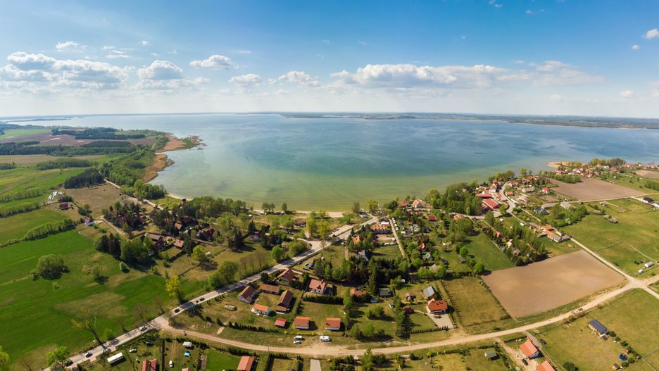 Widok z lotu ptaka na jezioro Śniardwy oraz Nowe Guty